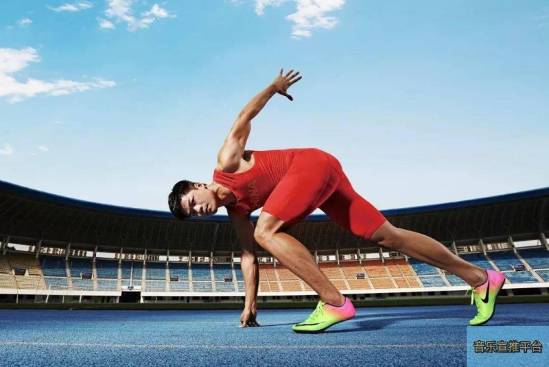 惊险一幕！卢飞宁凶狠鞭腿踢倒金善宇，后者昏厥掉下散打台